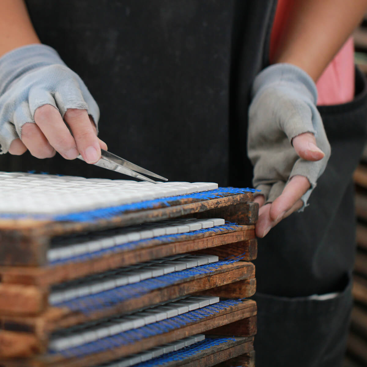 Mosaic tile surface arranged as a precision sheet